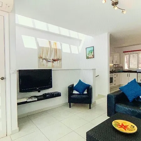 Stunning Townhouse With Panoramic Sea Views شاليه